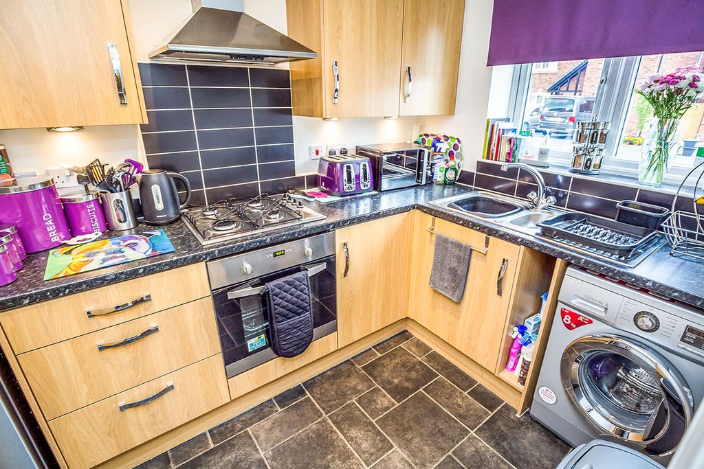 Property photo 3 of 8 Kitchen