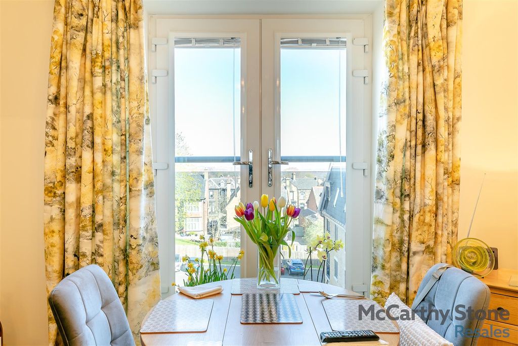 Property photo 3 of 22 8642581-Interior06.Jpg