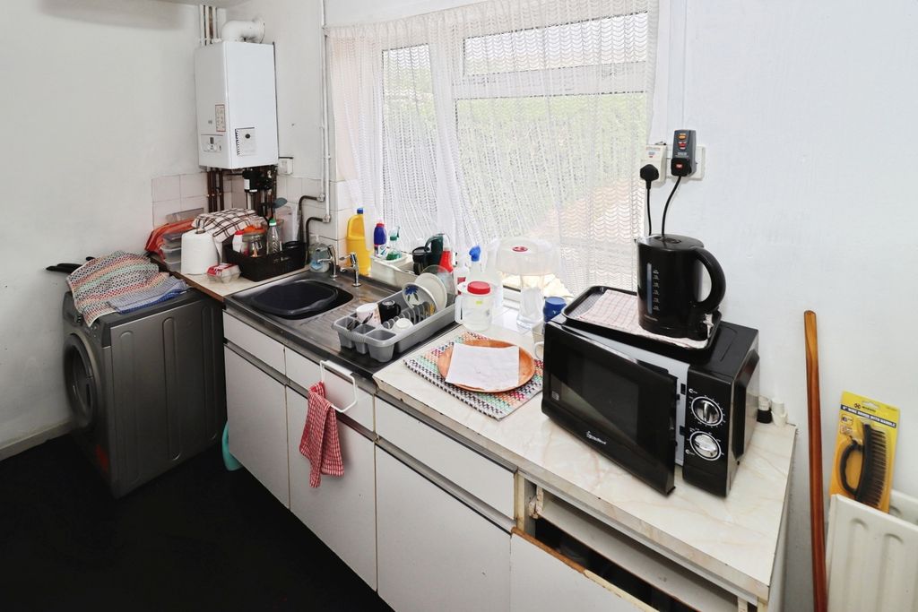 Property photo 3 of 17 Kitchen