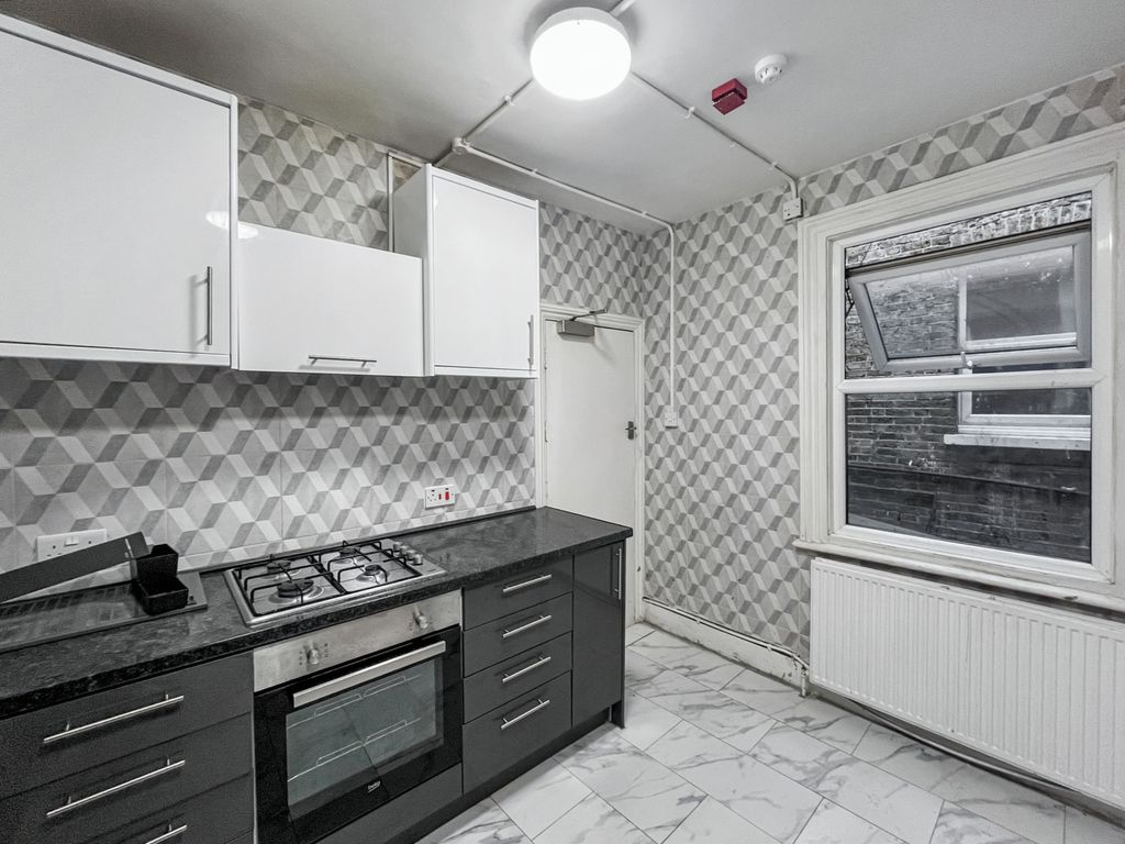 Property photo 3 of 25 304A High Street, Sutton, Surrey, Sm1 1Pq