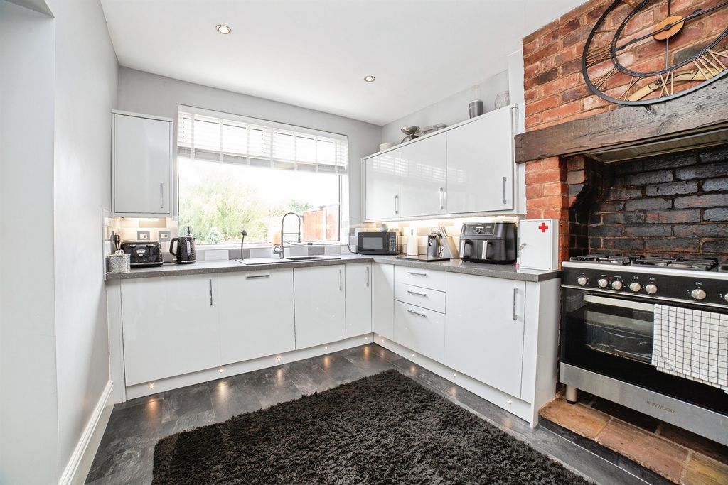 Property photo 2 of 33