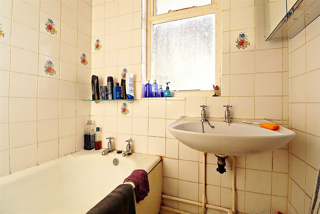 Property photo 3 of 18 Bathroom