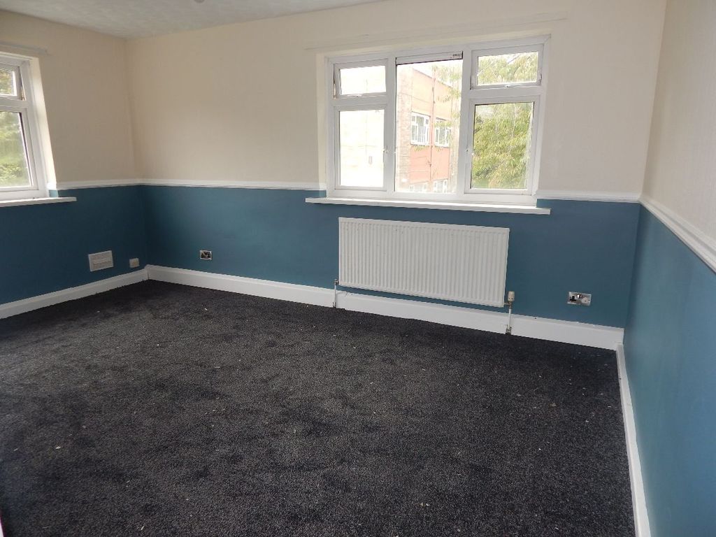 Property photo 1 of 18 Living Room