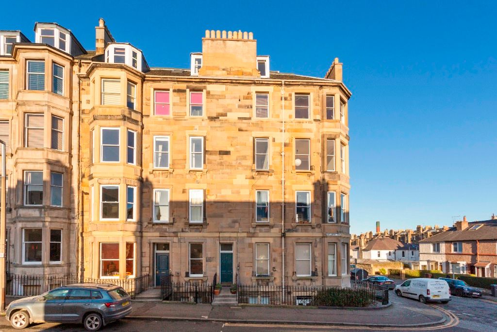3 bed flat to rent Broughton