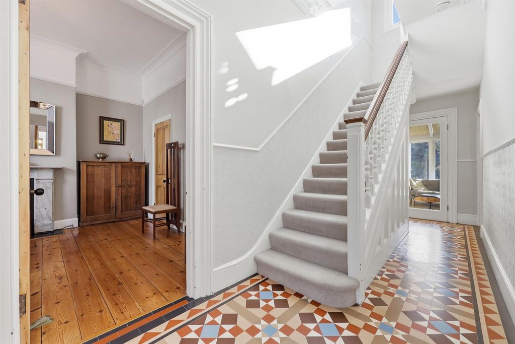 Property photo 2 of 33