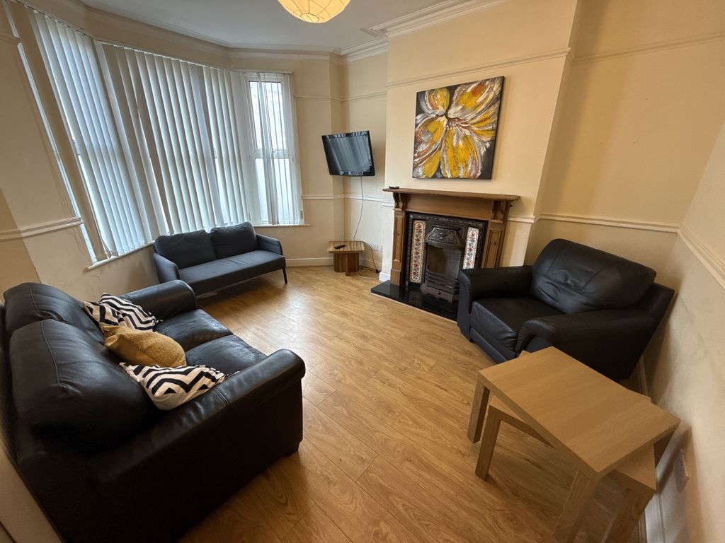 Property photo 1 of 10 Lounge