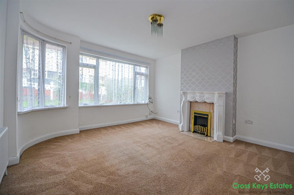 Property photo 3 of 17 Sitting Room