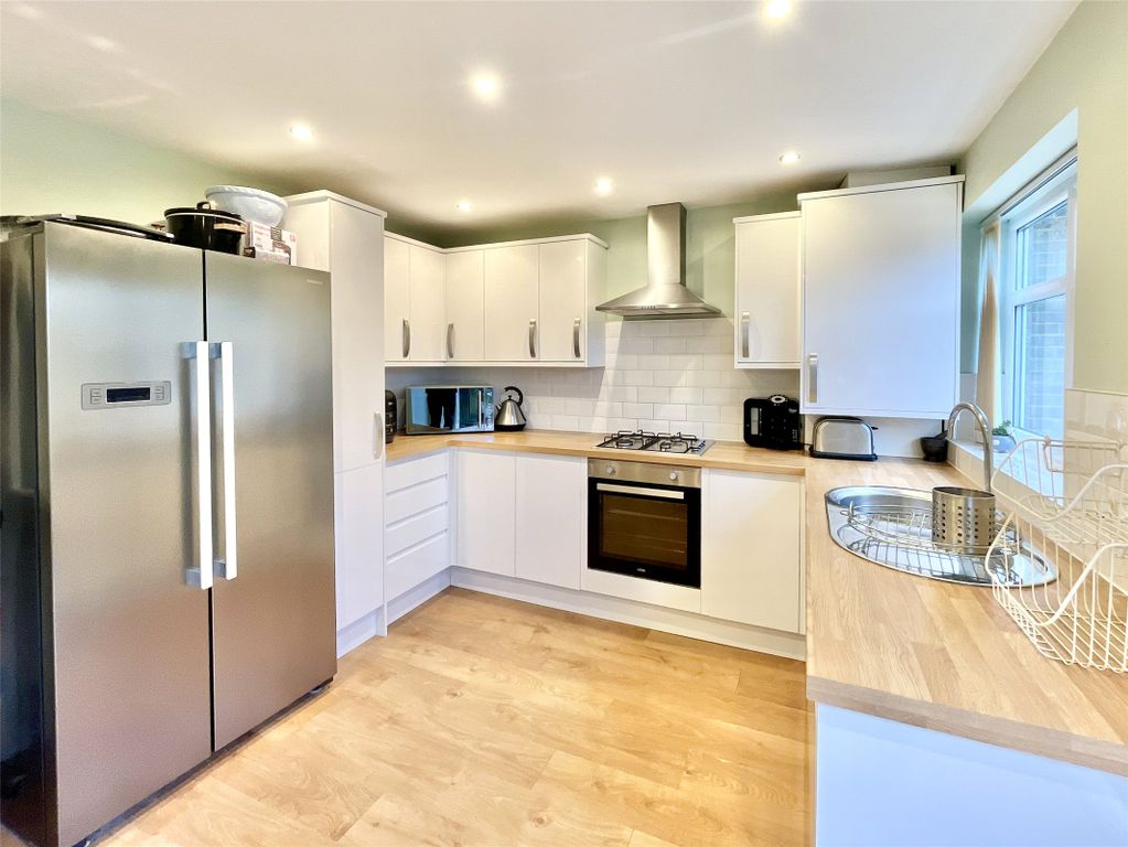 Property photo 3 of 19 Kitchen