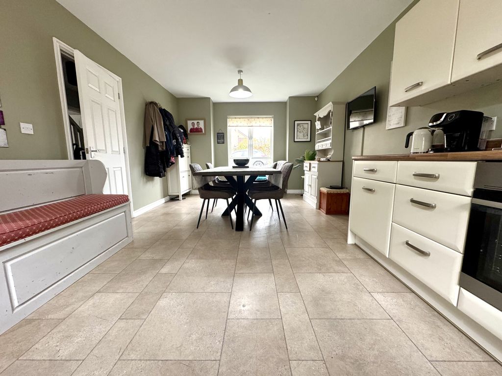 Property photo 3 of 22 Kitchen/Dining Area