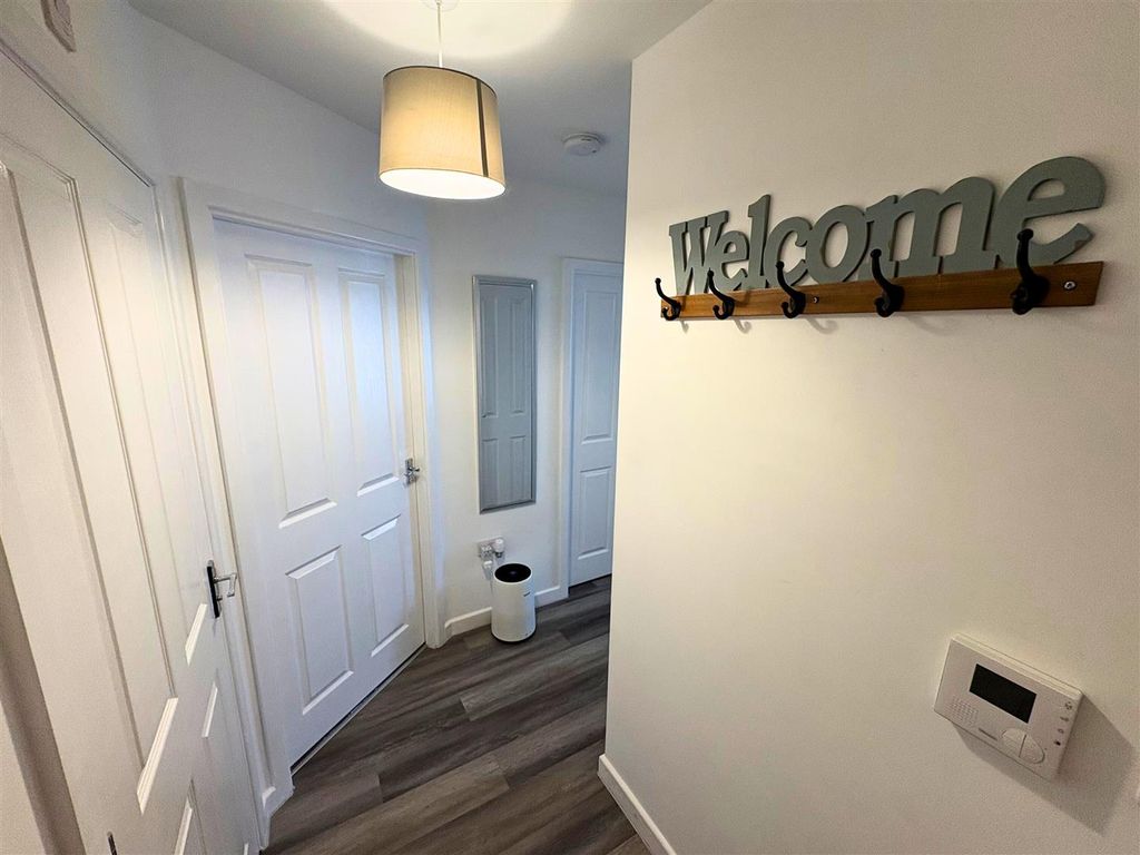 Property photo 3 of 25 Entrance Hall