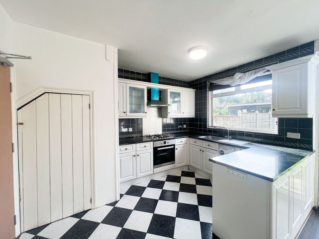 Property photo 2 of 11 Salisbury Ave Ig11