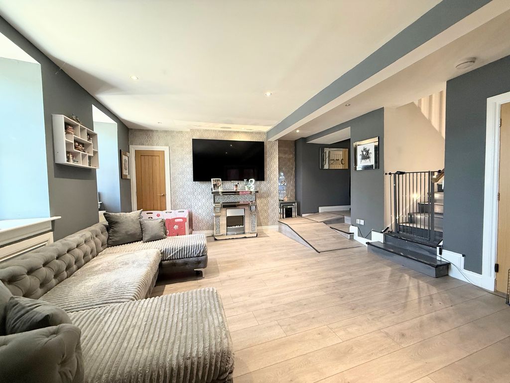 Property photo 2 of 18 Lounge