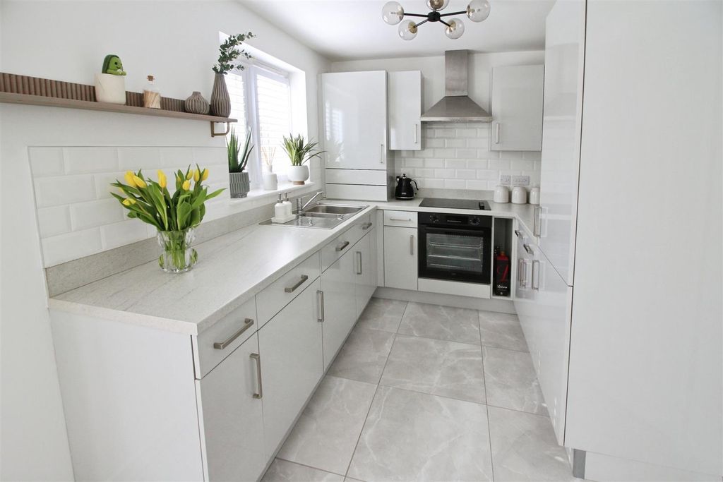 Property photo 2 of 18 Dining Kitchen