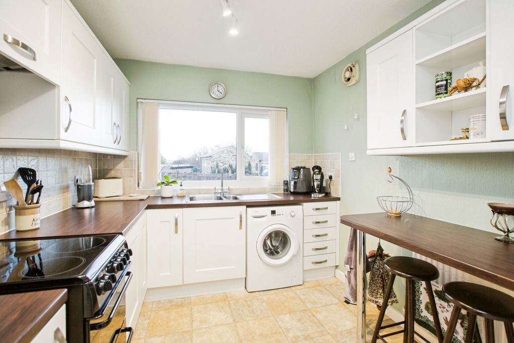 Property photo 3 of 21 Kitchen