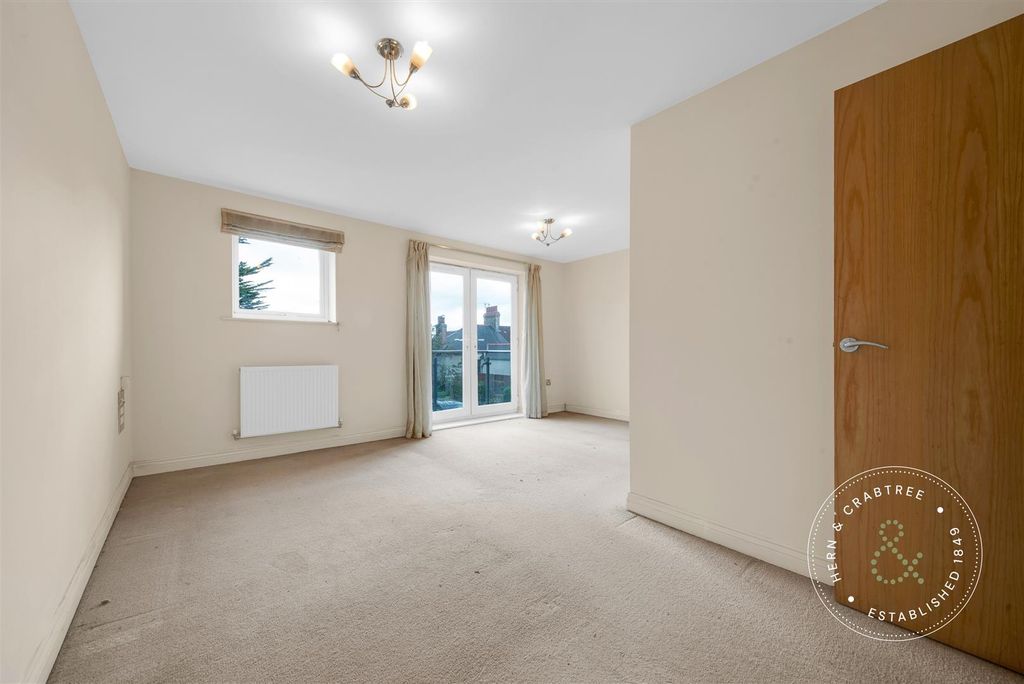 Property photo 2 of 17 Clive-Hall-Court-06.Jpg