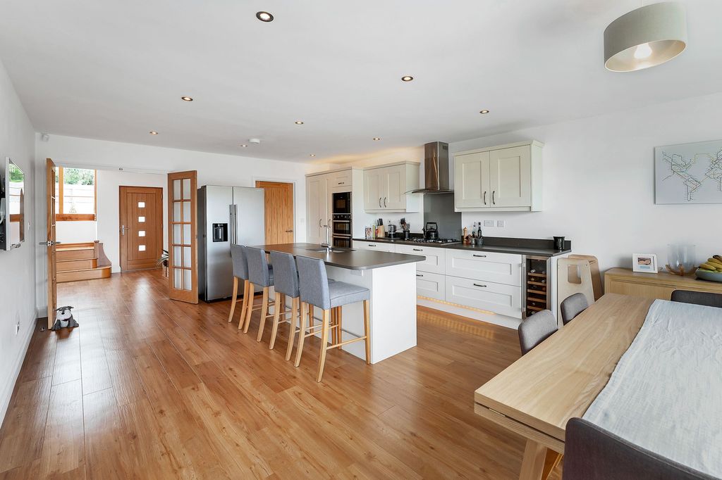Property photo 3 of 30