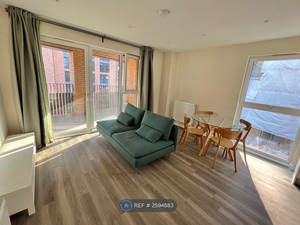 Property photo 1 of 9 Living / Dining Area