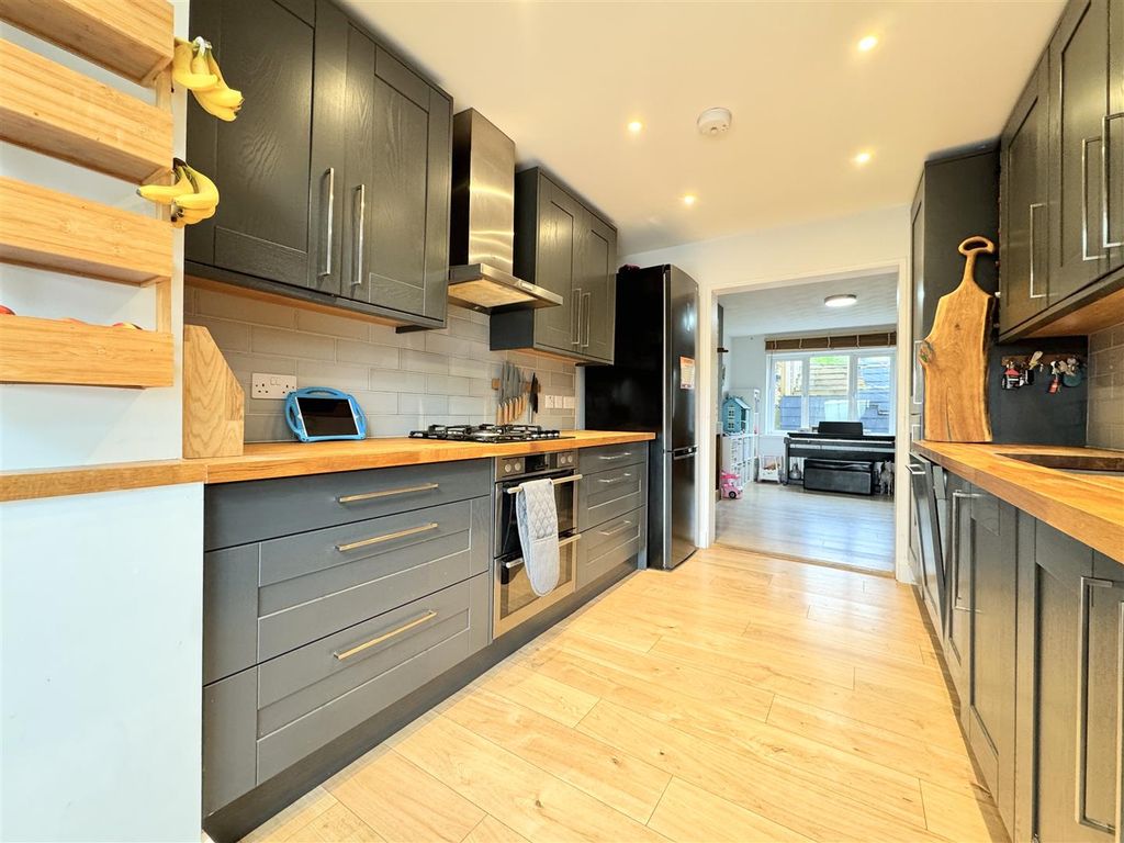 Property photo 3 of 25 Kitchen