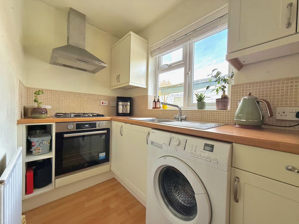 Property photo 3 of 11 Kitchen