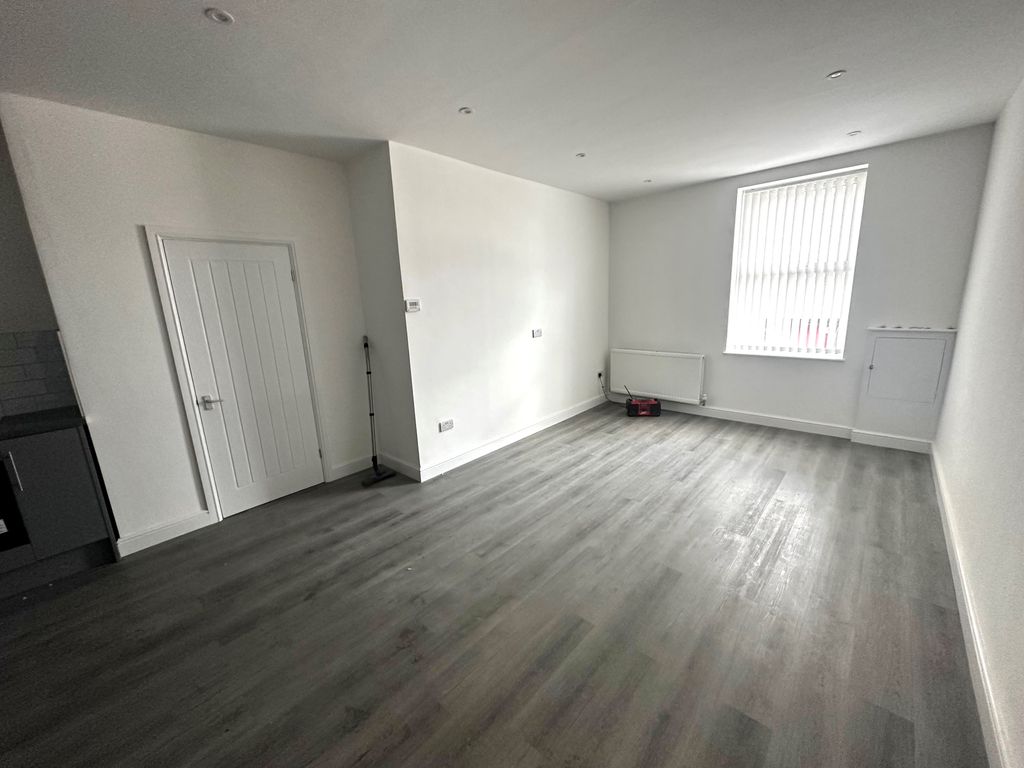 Property photo 3 of 10 Living Room