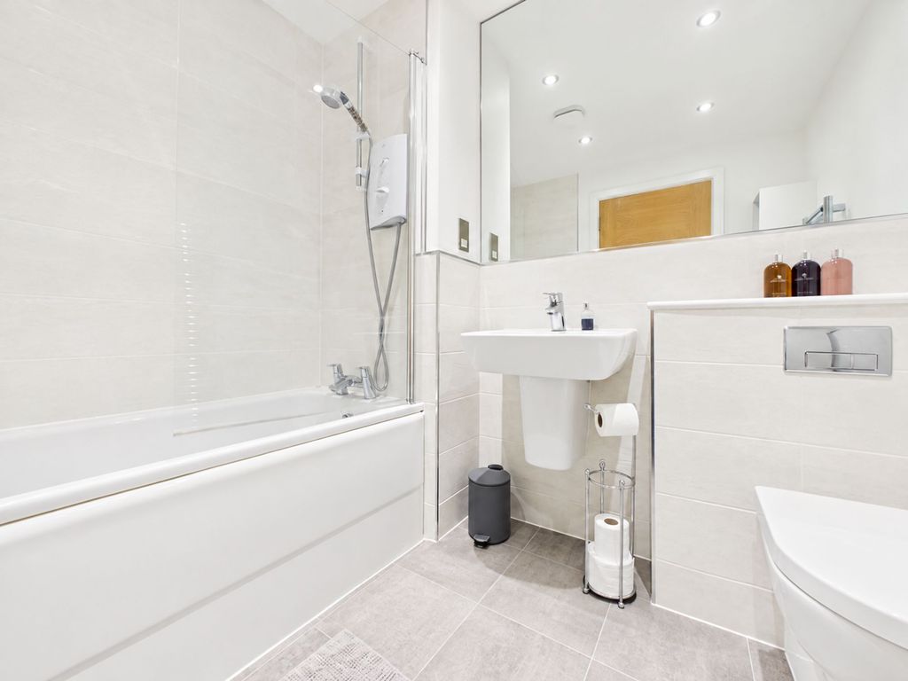 Property photo 3 of 17 Bathroom
