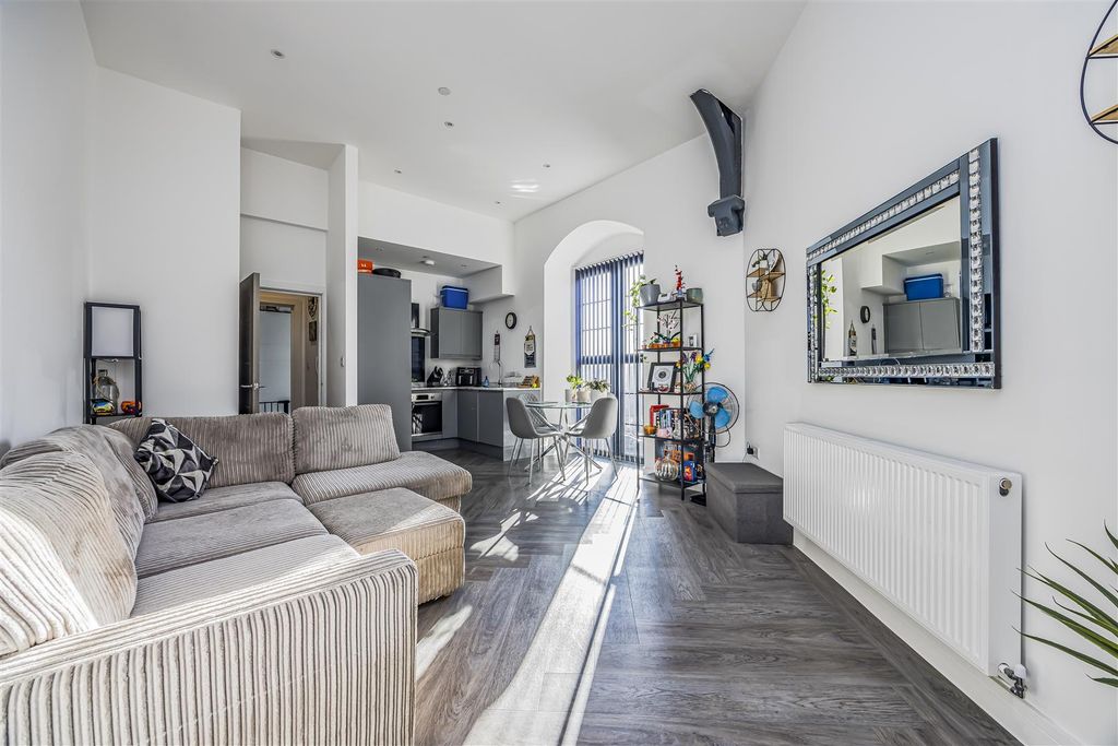 Property photo 1 of 19 14 Radial House, Governors Walk, Portsmouth-Portic