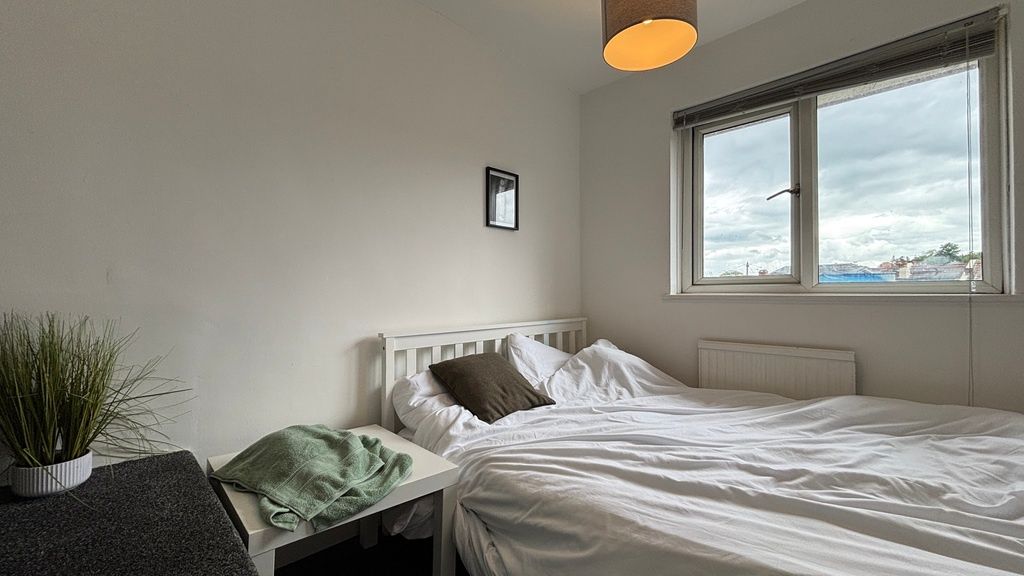 Property photo 3 of 10 Bright Double Bedroom With Modern White Finish...