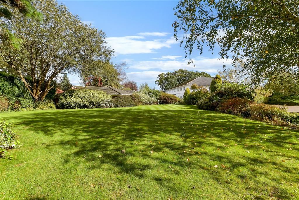 Property photo 2 of 15 Communal Gardens
