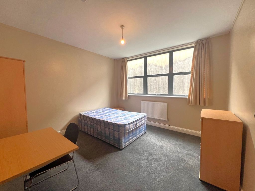 Property photo 3 of 12 Bright Single Bedroom With A Large Window Providin...
