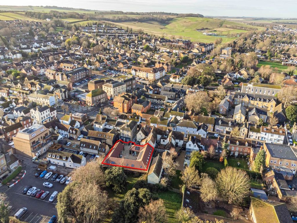 Property photo 2 of 15 Princess Charlottes Court-20