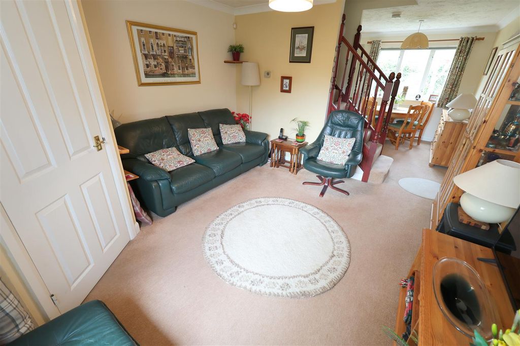 Property photo 3 of 24 Qw Lounge Area ii.Jpg