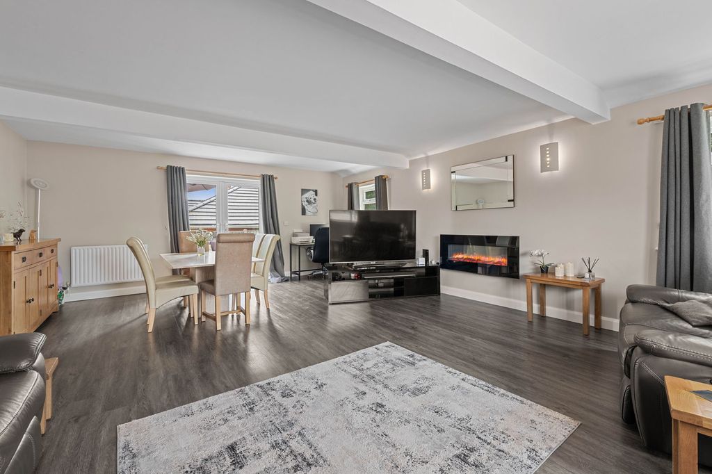 Property photo 3 of 27