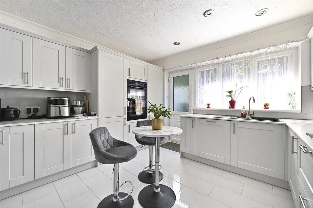 Property photo 2 of 26 10-Sussex-Close-Tn39-4Jq (3).Jpg