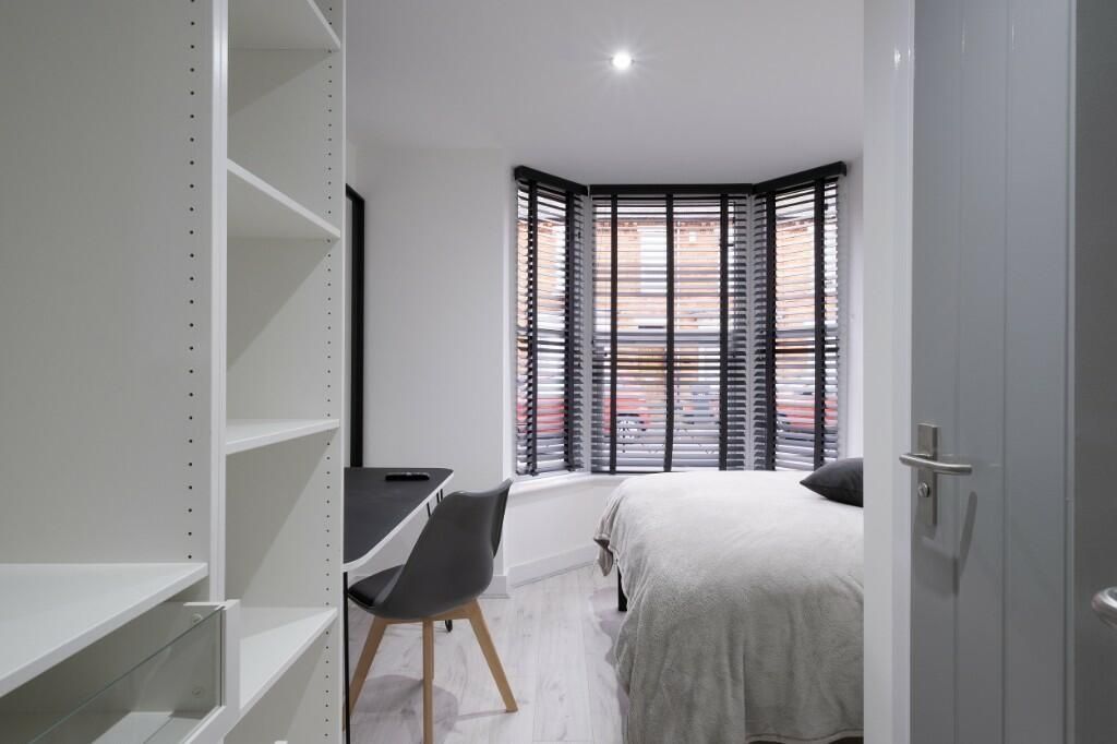 Property photo 1 of 15 Bright, Modern Double Bedroom With A Large Bay Win...