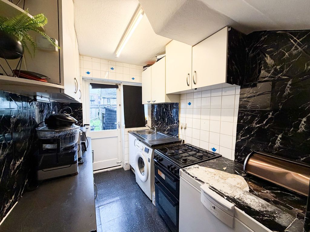 Property photo 2 of 11 Beechfield Gdns Rm7