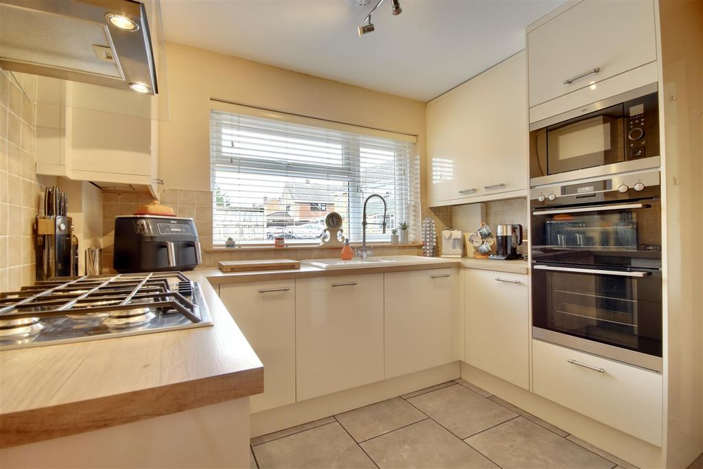 Property photo 1 of 18 Kitchen