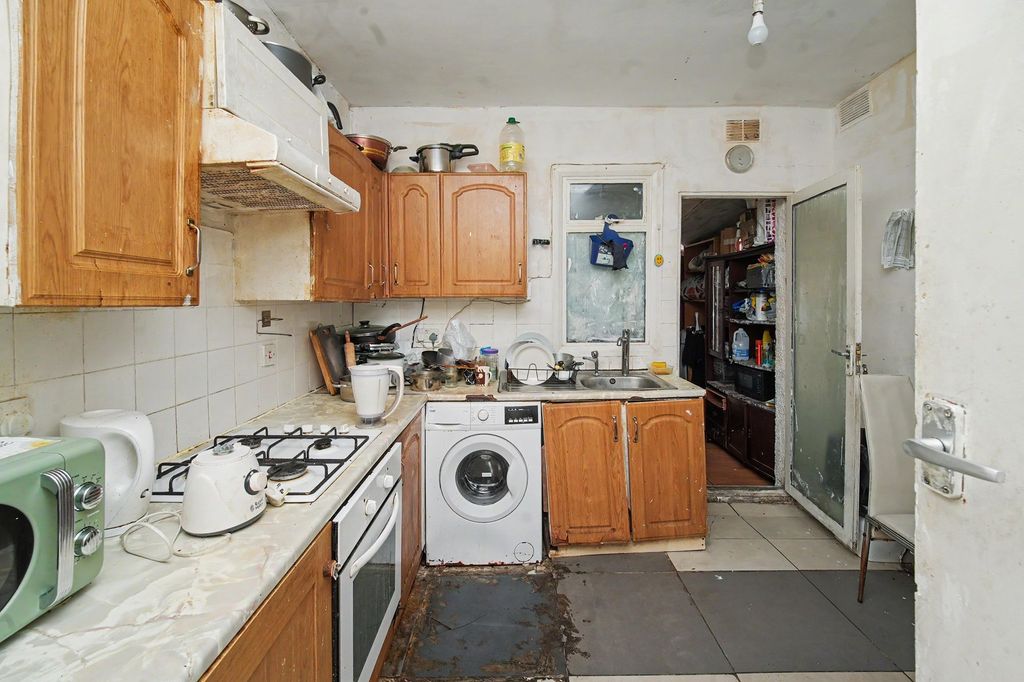 Property photo 3 of 14 42 Pemdevon Road, Croydon, Cr0 3Qn