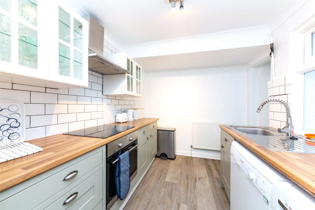 Property photo 2 of 11 Kitchen
