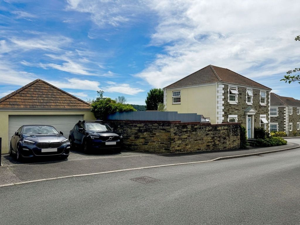 Property photo 2 of 33