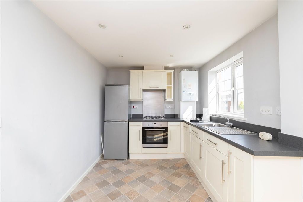 Property photo 3 of 10 Kitchen