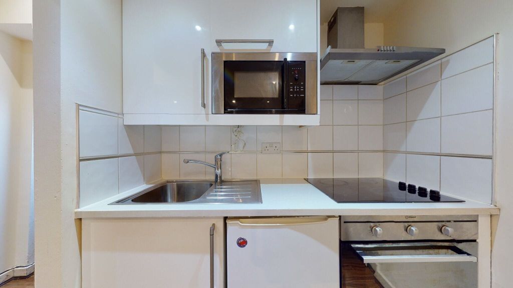 Property photo 2 of 10 Kitchen