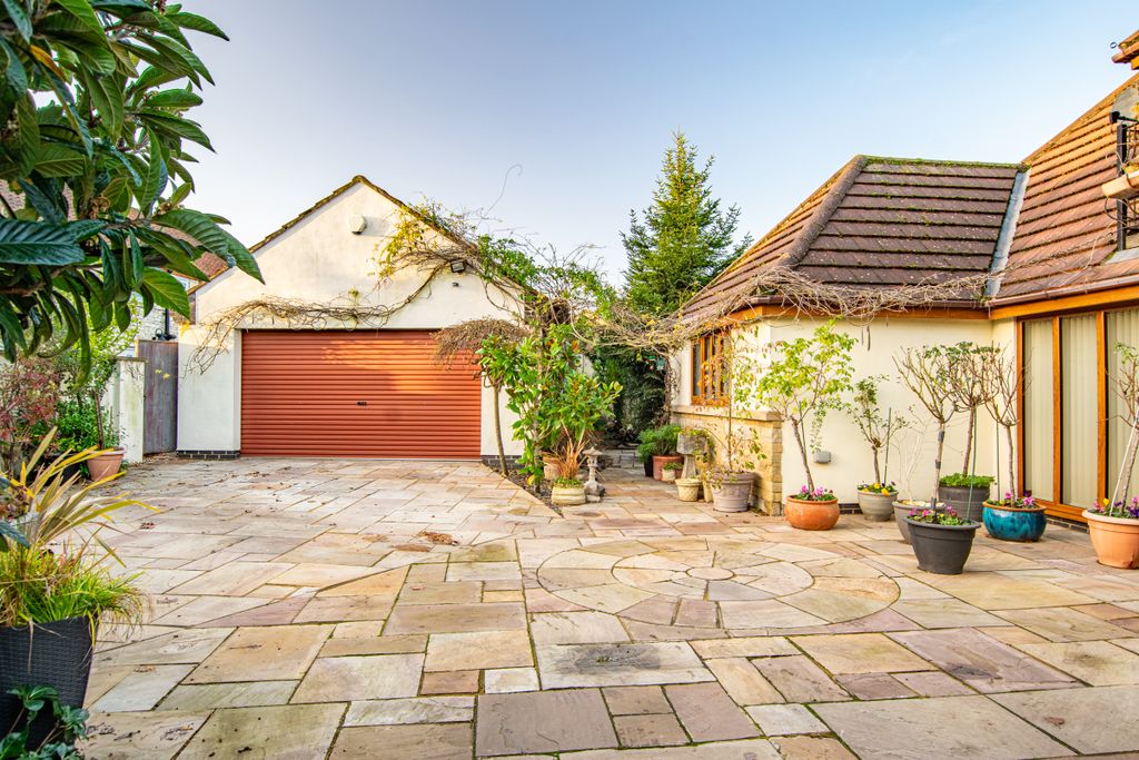 Property photo 2 of 34 Outside3