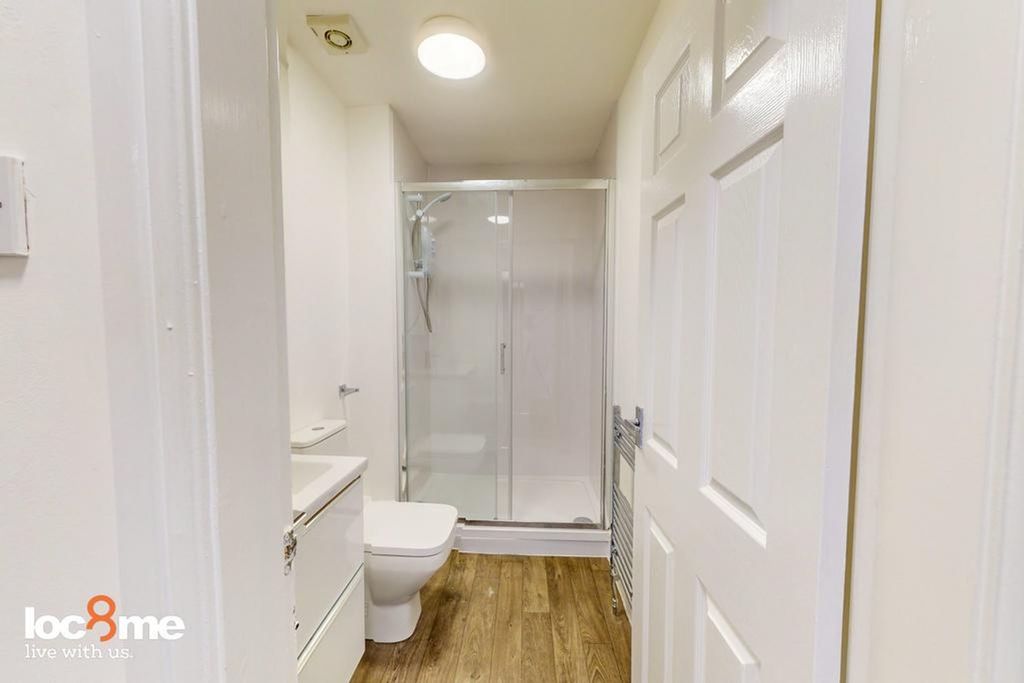 Property photo 2 of 13 A Modern And Well-Maintained Bathroom Featuring A ...