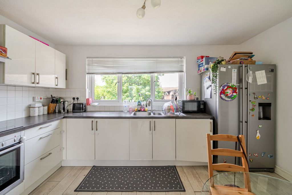 Property photo 3 of 21 1453548-13-69F9Cb...