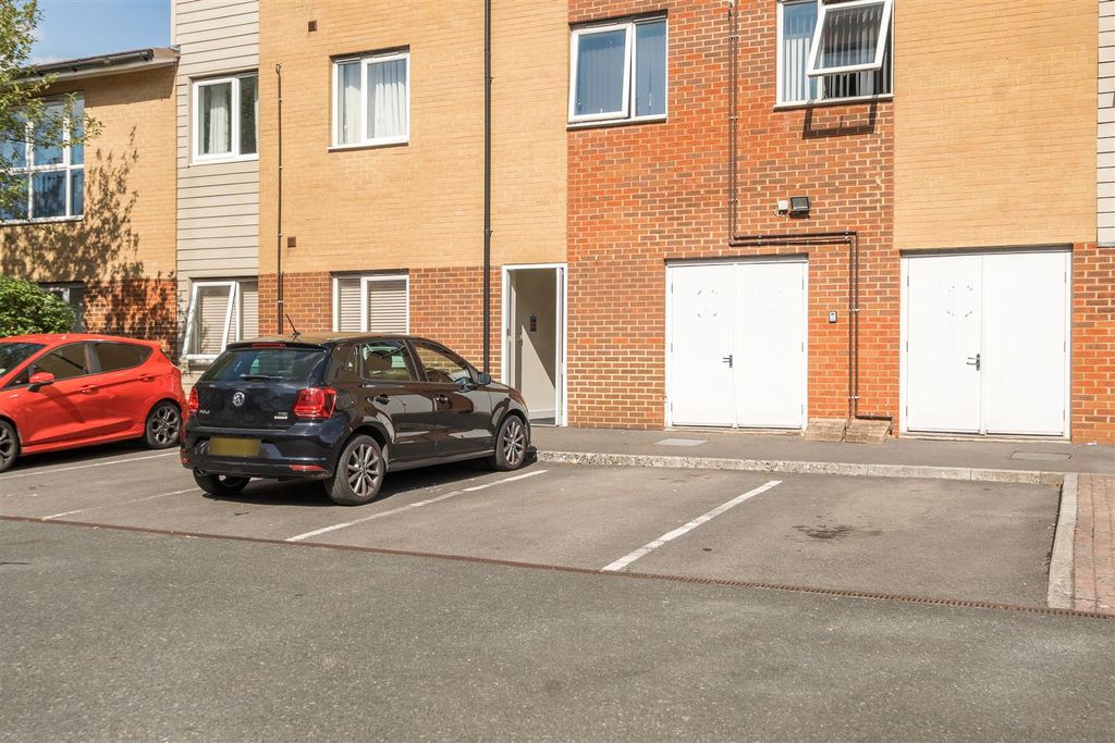 Property photo 3 of 15 Parking