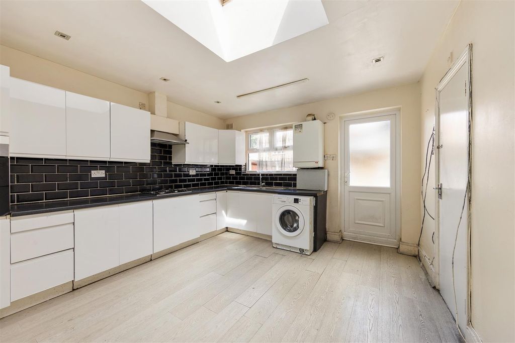 Property photo 3 of 22 Strone Road, E12