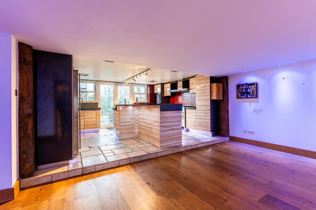 Property photo 2 of 21