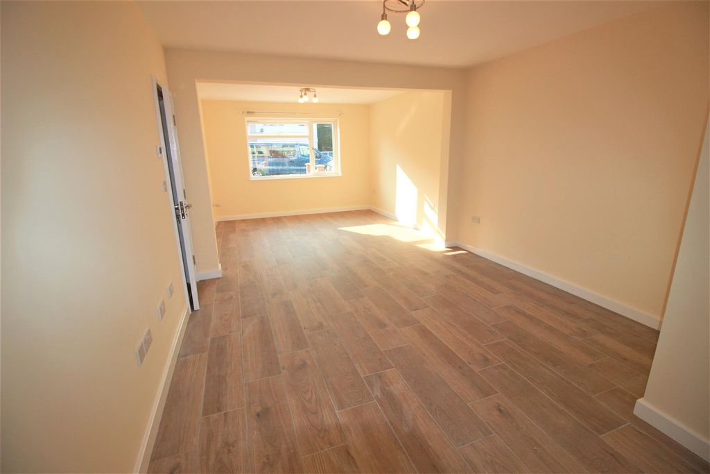 Property photo 2 of 16 Through Lounge