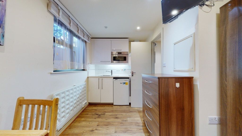 Property photo 2 of 8 Kitchen