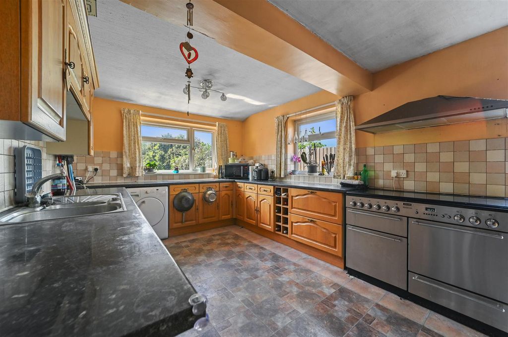 Property photo 3 of 17 Kitchen